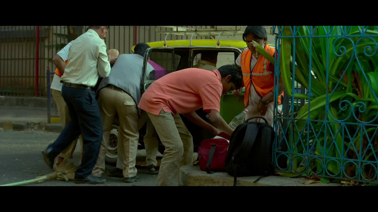 Chumbak (2018) WEB-DL Hindi + Marathi 720p AVC HE-AAC 2.0 ESub.mkv.0001